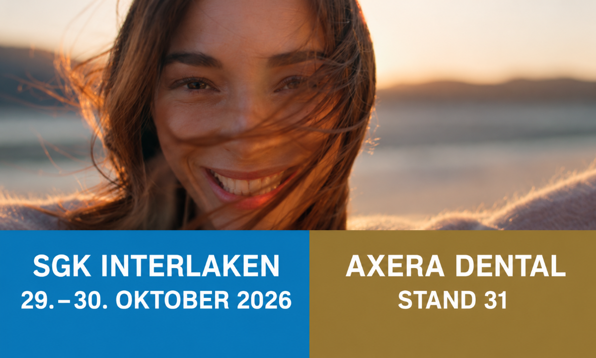 Frau am Strand mit Eventtafeln